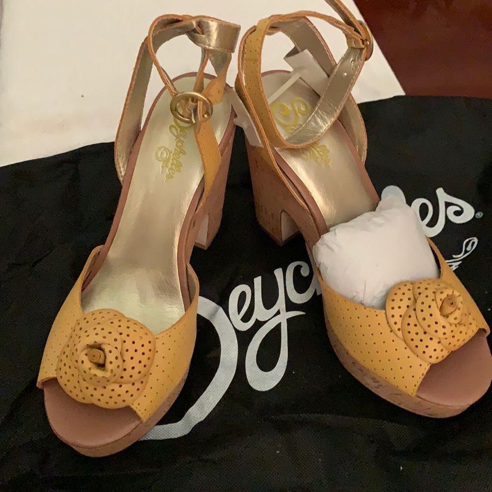 Women’s sandal with stacked heel